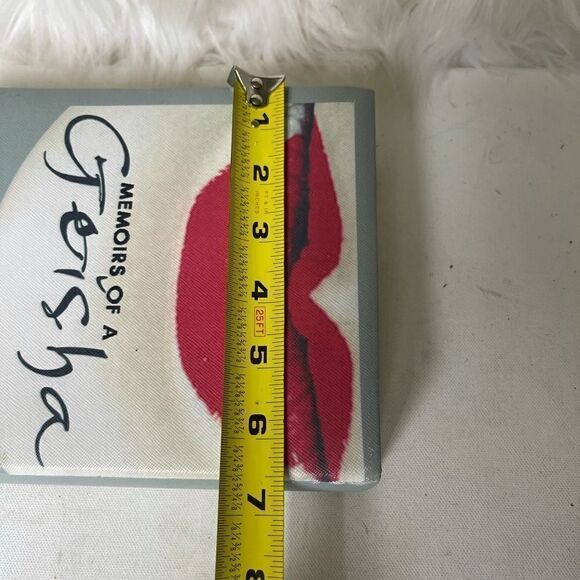 Red lips book cover crossbody bag extremely elegant pre owned . - Picture 6 of 11